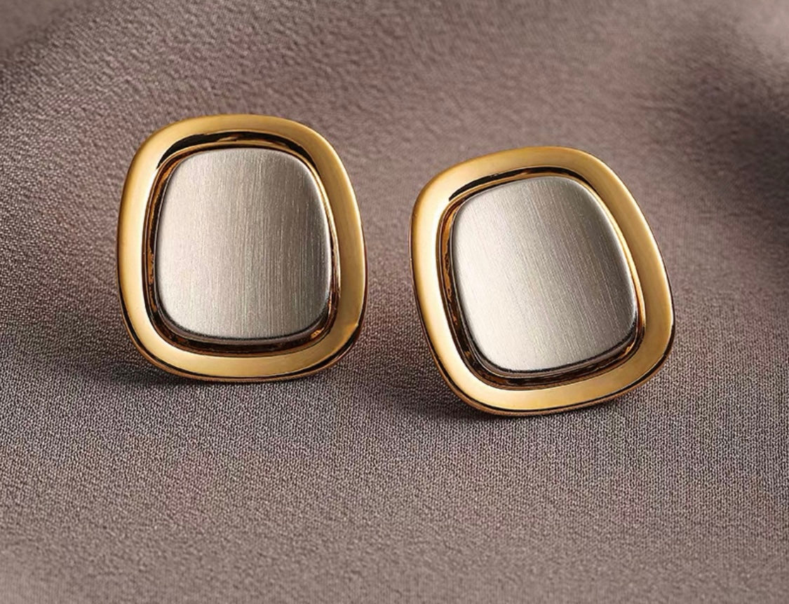 Elegant Statement Earrings – A curated mix of bold, vintage-inspired designs with pearls, florals, and sculptural gold accents, crafted from brass or copper plated with 18k gold and featuring s925 silver needles for comfort