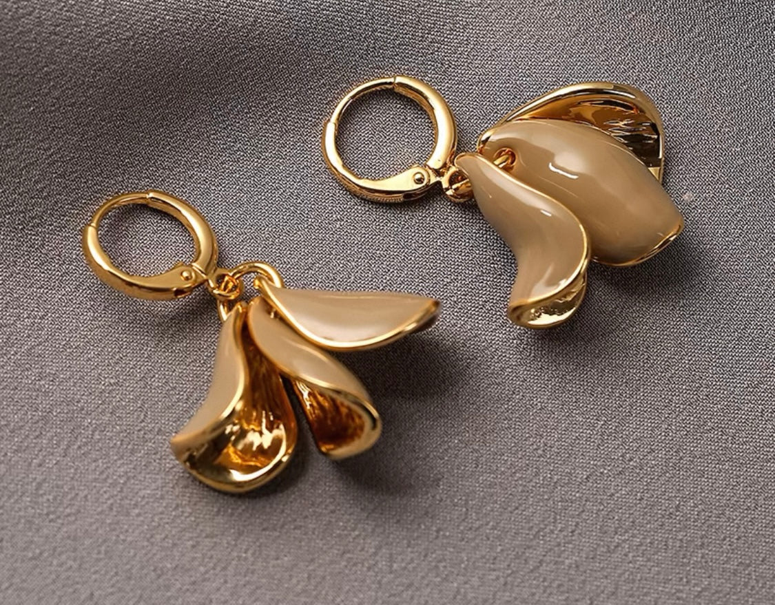 Elegant Statement Earrings – A curated mix of bold, vintage-inspired designs with pearls, florals, and sculptural gold accents, crafted from brass or copper plated with 18k gold and featuring s925 silver needles for comfort
