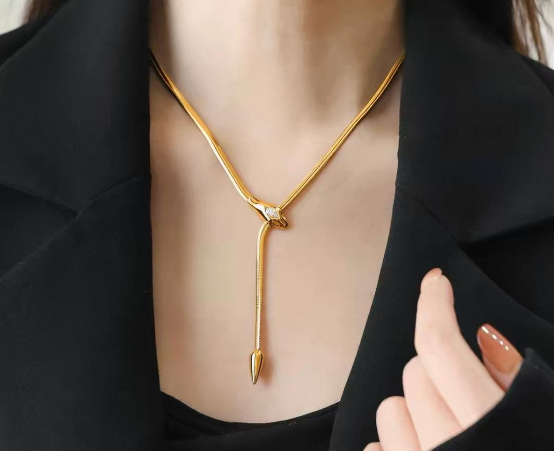Statement Pendant
And Layered necklace