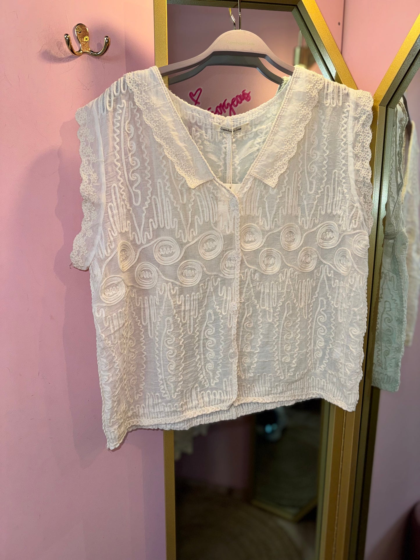 Elegant Lace Sleeveless Blouse