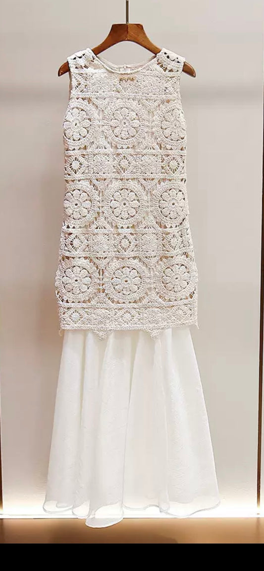 Elegant Lace Dress – Statement Piece